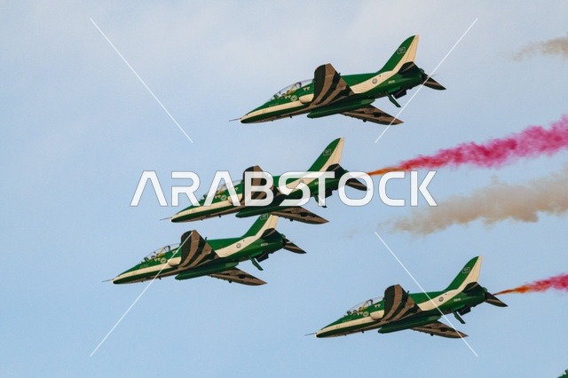 فعاليات وانشطه ترفيهيه ، عرض جوي للطائرات في الاحتفالات  ، مجموعة طائرات سعوديه خضراء تحلق في السماء الزرقاء في المملكه العربيه السعوديه