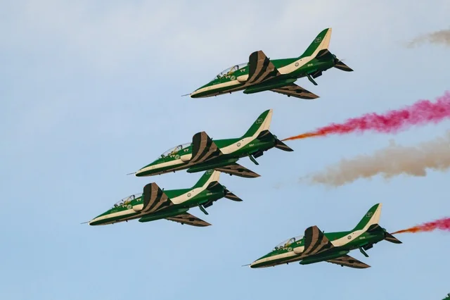 فعاليات وانشطه ترفيهيه ، عرض جوي للطائرات في الاحتفالات  ، مجموعة طائرات سعوديه خضراء تحلق في السماء الزرقاء في المملكه العربيه السعوديه