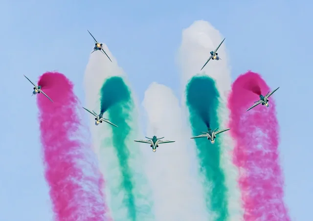 فعاليات وانشطه ترفيهيه ، عرض جوي للطائرات في الاحتفالات  ، مجموعة طائرات سعوديه خضراء تحلق في السماء الزرقاء في المملكه العربيه السعوديه