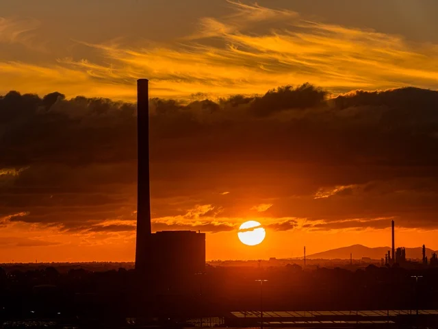 صورة جمالية ظلية للخطوط الكهربائية وقت الغروب ، منظر غروب الشمس في سماء السعودية ، محطة الكهرباء ، طاقة كهربائية ، محطة توزيع الكهرباء في السعودية