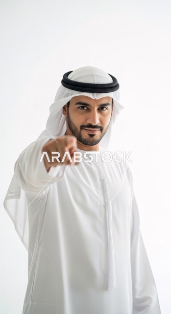 تحديد هدف معين ، صورة لرجل يرتدي ملابس إماراتية تقليدية ويشير بإصبعه الى شئ ما