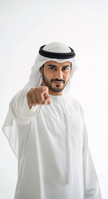 تحديد هدف معين ، صورة لرجل يرتدي ملابس إماراتية تقليدية ويشير بإصبعه الى شئ ما