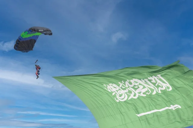 أنشطة ترفيهية رياضية ، نشاط القفز المظلي فى سماء السعودية ، الطيران الشرعي ، علم المملكة العربية  السعودية