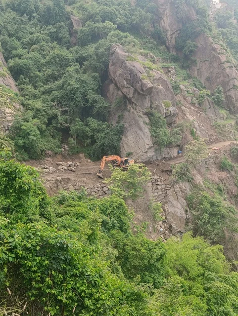 الاماكن السياحية المشهورة، الطبيعة الساحرة في محافظة فيفاء بمنطقة جازان جنوب المملكة العربية السعودية ، النباتات الخضراء والأشجار على القمم والمرتفعات الجبلية في منطقة جازان، المناظر الطبيعية المتميزة