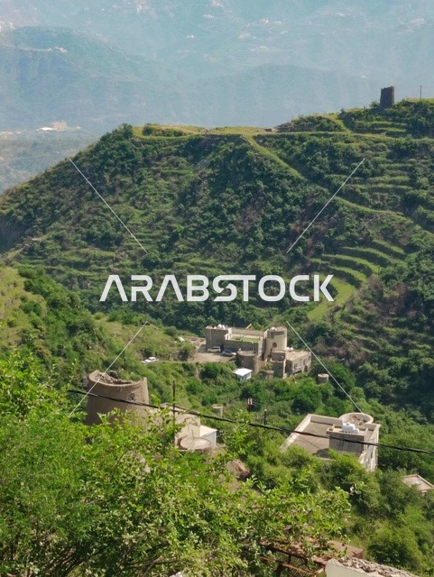 المناظر الطبيعية المتميزة، الطبيعة الساحرة في محافظة فيفاء بمنطقة جازان جنوب المملكة العربية السعودية ، الاماكن السياحية المشهورة، النباتات الخضراء والأشجار على القمم والمرتفعات الجبلية في منطقة جازان