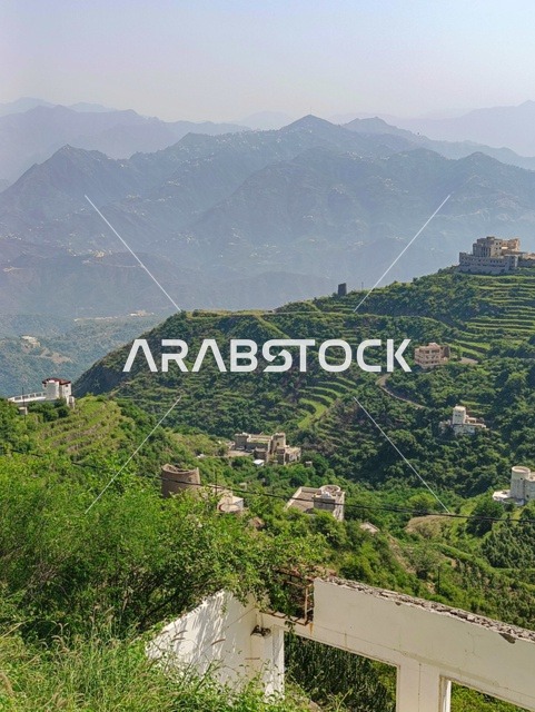 المناظر الطبيعية المتميزة، الطبيعة الساحرة في محافظة فيفاء بمنطقة جازان جنوب المملكة العربية السعودية ، الاماكن السياحية المشهورة، النباتات الخضراء والأشجار على القمم والمرتفعات الجبلية في منطقة جازان