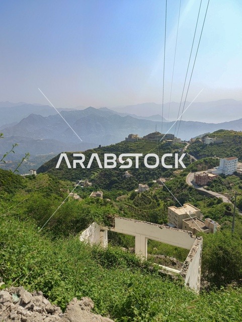 النباتات الخضراء والأشجار على القمم والمرتفعات الجبلية في منطقة جازان،الطبيعة الساحرة في محافظة فيفاء بمنطقة جازان جنوب المملكة العربية السعودية ، الاماكن السياحية المشهورة،  المناظر الطبيعية المتميزة