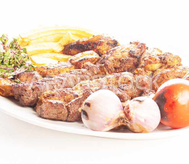 طبق من المشاوي اللذيذ الطازج, كباب لحم ودجاج, وجبات صحيه, اكلات عربيه