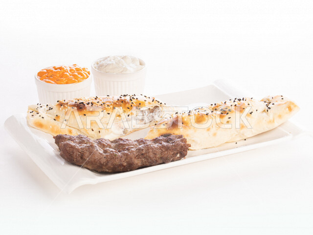 طبق من المشاوي اللذيذ الطازج, فطيرة كباب لحم  مشوي, وجبات صحيه, اكلات عربيه