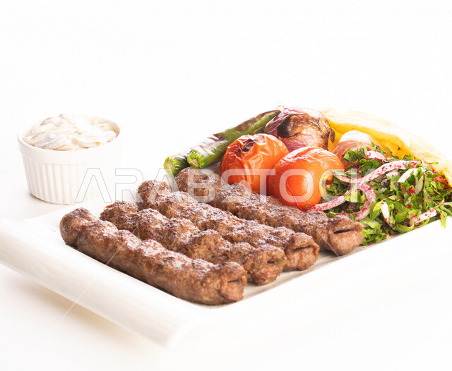 طبق من المشاوي اللذيذ الطازج, كباب لحم ودجاج, وجبات صحيه, اكلات عربيه
