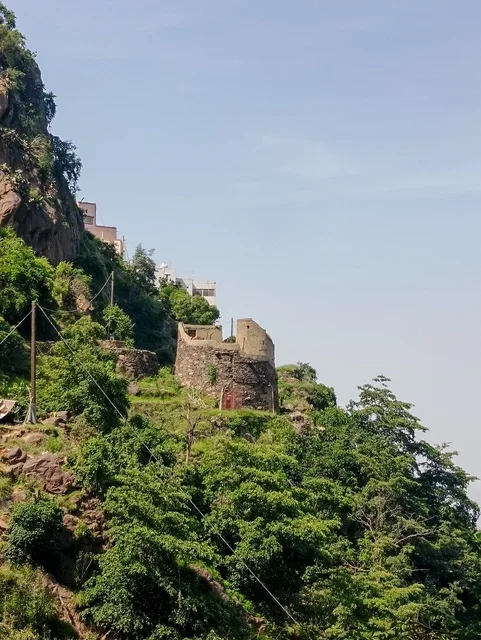 The houses and residential buildings on the peaks and mountain heights in the province of Faifa, the agricultural terraces in the city of Jazan in Saudi Arabia, the green trees and plants on the slopes of the mountains, the natural backdrop in the kingdom.