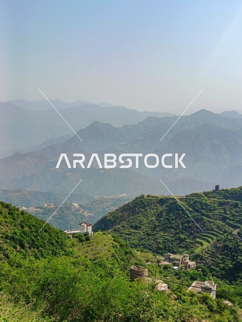 المدرجات الزراعية في مدينة جازان في السعودية، البيوت والمباني السكنية على القمم والمرتفعات الجبلية في محافظة فيفاء، الأشجار والنباتات الخضراء على سفوح الجبال ، خلفية الطبيعة في المملكة .