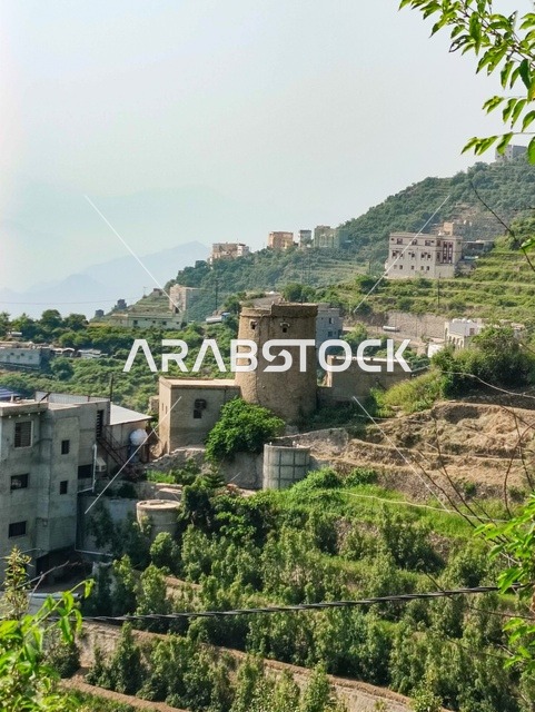 الأشجار والنباتات الخضراء على سفوح الجبال ،البيوت والمباني السكنية على القمم والمرتفعات الجبلية في محافظة فيفاء، المدرجات الزراعية في مدينة جازان في السعودية، خلفية الطبيعة في المملكة .