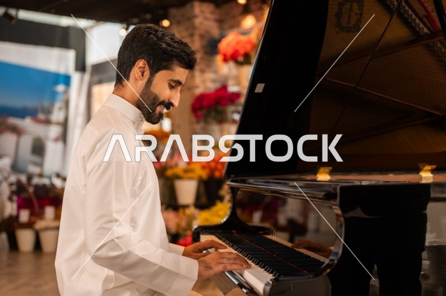 مواهب فنية موسيقية، قضاء الوقت بالعزف على الألات الوترية، الطرب والانشطة ترفيهية، تقديم البرامج والفنون الموسيقية والفن المسرحي، رجل خليجي سعودي عربي فنان يجلس امام آلة البيانو الموسيقية ويستمتع بالعزف