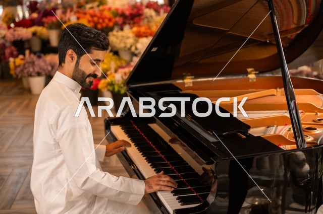 مواهب فنية موسيقية، قضاء الوقت بالعزف على الألات الوترية، الطرب والانشطة ترفيهية، تقديم البرامج والفنون الموسيقية والفن المسرحي، رجل خليجي سعودي عربي فنان يجلس امام آلة البيانو الموسيقية ويستمتع بالعزف