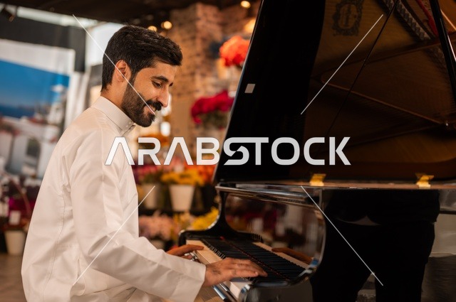 مواهب فنية موسيقية، قضاء الوقت بالعزف على الألات الوترية، الطرب والانشطة ترفيهية، تقديم البرامج والفنون الموسيقية والفن المسرحي، رجل خليجي سعودي عربي فنان يجلس امام آلة البيانو الموسيقية ويستمتع بالعزف