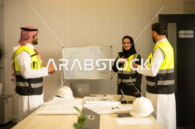 التخطيط ووضع المخططات المعمارية، مجموعة مهندسون عرب خليجيون سعوديون يعملون على مناقشة مخطط الإنشاء وتحديد القياسات بدقة داخل مقر الشركة، متابعة تنفيذ الخطط الهندسية الموضوعة، الشركات المختصة بورشات البناء والمقاولات
