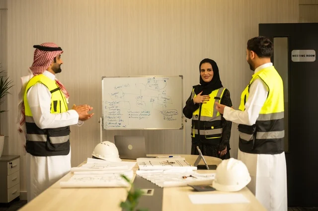 التخطيط ووضع المخططات المعمارية، مجموعة مهندسون عرب خليجيون سعوديون يعملون على مناقشة مخطط الإنشاء وتحديد القياسات بدقة داخل مقر الشركة، متابعة تنفيذ الخطط الهندسية الموضوعة، الشركات المختصة بورشات البناء والمقاولات