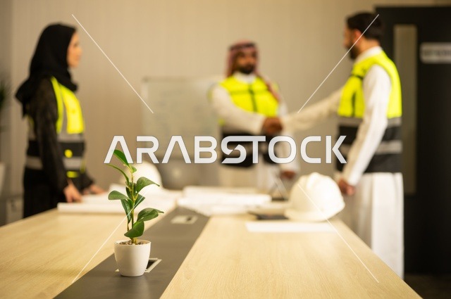 التخطيط ووضع المخططات المعمارية، مجموعة مهندسون عرب خليجيون سعوديون يعملون على مناقشة مخطط الإنشاء وتحديد القياسات بدقة داخل مقر الشركة، متابعة تنفيذ الخطط الهندسية الموضوعة، الشركات المختصة بورشات البناء والمقاولات