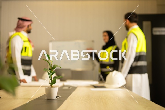 متابعة تنفيذ الخطط الهندسية الموضوعة، الشركات المختصة بورشات البناء والمقاولات، التخطيط ووضع المخططات المعمارية، مجموعة مهندسون عرب خليجيون سعوديون يعملون على مناقشة مخطط الإنشاء وتحديد القياسات بدقة داخل مقر الشركة