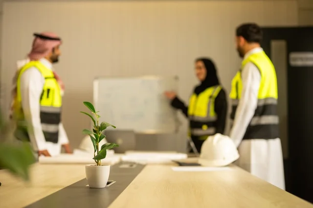 متابعة تنفيذ الخطط الهندسية الموضوعة، الشركات المختصة بورشات البناء والمقاولات، التخطيط ووضع المخططات المعمارية، مجموعة مهندسون عرب خليجيون سعوديون يعملون على مناقشة مخطط الإنشاء وتحديد القياسات بدقة داخل مقر الشركة