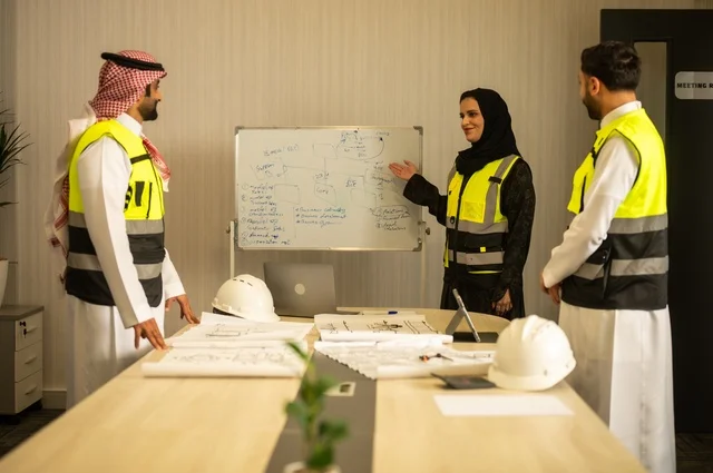 Monitoring the implementation of the established engineering plans, companies specialized in construction workshops and contracting, planning and developing architectural designs, a group of Arab Gulf Saudi engineers are working on discussing the construction plan and accurately determining the measurements within the company's headquarters.