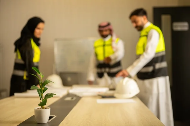 التخطيط ووضع المخططات المعمارية، مجموعة مهندسون عرب خليجيون سعوديون يعملون على مناقشة مخطط الإنشاء وتحديد القياسات بدقة داخل مقر الشركة، متابعة تنفيذ الخطط الهندسية الموضوعة، الشركات المختصة بورشات البناء والمقاولات