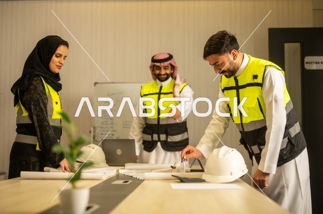 التخطيط ووضع المخططات المعمارية، مجموعة مهندسون عرب خليجيون سعوديون يعملون على مناقشة مخطط الإنشاء وتحديد القياسات بدقة داخل مقر الشركة، متابعة تنفيذ الخطط الهندسية الموضوعة، الشركات المختصة بورشات البناء والمقاولات