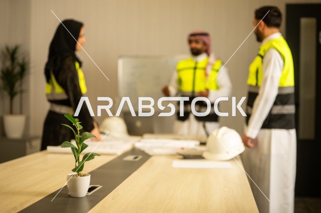متابعة تنفيذ الخطط الهندسية الموضوعة، الشركات المختصة بورشات البناء والمقاولات، التخطيط ووضع المخططات المعمارية، مجموعة مهندسون عرب خليجيون سعوديون يعملون على مناقشة مخطط الإنشاء وتحديد القياسات بدقة داخل مقر الشركة