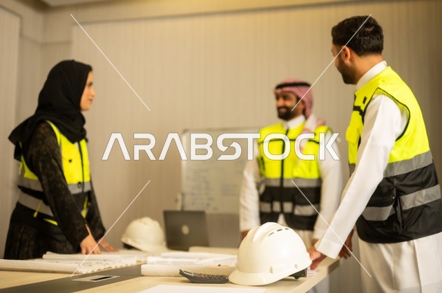 متابعة تنفيذ الخطط الهندسية الموضوعة، الشركات المختصة بورشات البناء والمقاولات، التخطيط ووضع المخططات المعمارية، مجموعة مهندسون عرب خليجيون سعوديون يعملون على مناقشة مخطط الإنشاء وتحديد القياسات بدقة داخل مقر الشركة