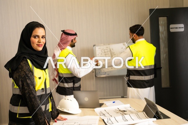 مجموعة مهندسون عرب خليجيون سعوديون يعملون على مناقشة مخطط الإنشاء وتحديد القياسات بدقة داخل مقر الشركة، متابعة تنفيذ الخطط الهندسية الموضوعة، الشركات المختصة بورشات البناء والمقاولات، التخطيط ووضع المخططات المعمارية
