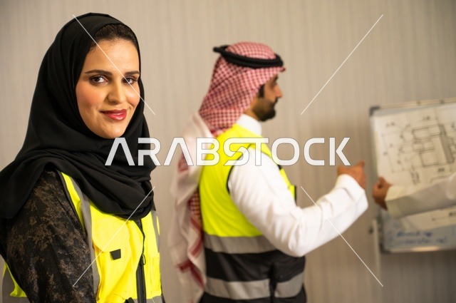 مجموعة مهندسون عرب خليجيون سعوديون يعملون على مناقشة مخطط الإنشاء وتحديد القياسات بدقة داخل مقر الشركة، متابعة تنفيذ الخطط الهندسية الموضوعة، الشركات المختصة بورشات البناء والمقاولات، التخطيط ووضع المخططات المعمارية