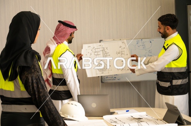 التخطيط ووضع المخططات المعمارية، مجموعة مهندسون عرب خليجيون سعوديون يعملون على مناقشة مخطط الإنشاء وتحديد القياسات بدقة داخل مقر الشركة، متابعة تنفيذ الخطط الهندسية الموضوعة، الشركات المختصة بورشات البناء والمقاولات