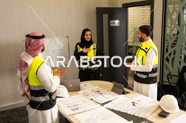 التخطيط ووضع المخططات المعمارية، مجموعة مهندسون عرب خليجيون سعوديون يعملون على مناقشة مخطط الإنشاء وتحديد القياسات بدقة داخل مقر الشركة، متابعة تنفيذ الخطط الهندسية الموضوعة، الشركات المختصة بورشات البناء والمقاولات