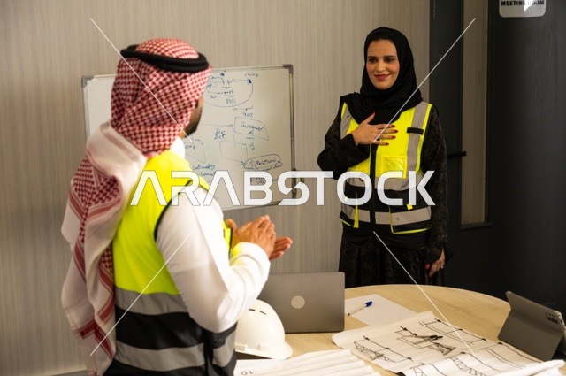 الشركات المختصة بورشات البناء والمقاولات، التخطيط ووضع المخططات المعمارية، مجموعة مهندسون عرب خليجيون سعوديون يعملون على مناقشة مخطط الإنشاء وتحديد القياسات بدقة داخل مقر الشركة، متابعة تنفيذ الخطط الهندسية الموضوعة