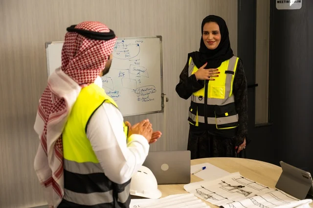 الشركات المختصة بورشات البناء والمقاولات، التخطيط ووضع المخططات المعمارية، مجموعة مهندسون عرب خليجيون سعوديون يعملون على مناقشة مخطط الإنشاء وتحديد القياسات بدقة داخل مقر الشركة، متابعة تنفيذ الخطط الهندسية الموضوعة