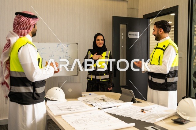 الشركات المختصة بورشات البناء والمقاولات، التخطيط ووضع المخططات المعمارية، مجموعة مهندسون عرب خليجيون سعوديون يعملون على مناقشة مخطط الإنشاء وتحديد القياسات بدقة داخل مقر الشركة، متابعة تنفيذ الخطط الهندسية الموضوعة