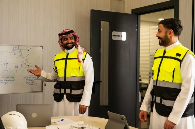 التخطيط ووضع المخططات المعمارية، مجموعة مهندسون عرب خليجيون سعوديون يعملون على مناقشة مخطط الإنشاء وتحديد القياسات بدقة داخل مقر الشركة، متابعة تنفيذ الخطط الهندسية الموضوعة، الشركات المختصة بورشات البناء والمقاولات