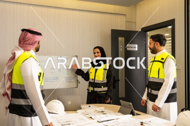 متابعة تنفيذ الخطط الهندسية الموضوعة، الشركات المختصة بورشات البناء والمقاولات، التخطيط ووضع المخططات المعمارية، مجموعة مهندسون عرب خليجيون سعوديون يعملون على مناقشة مخطط الإنشاء وتحديد القياسات بدقة داخل مقر الشركة