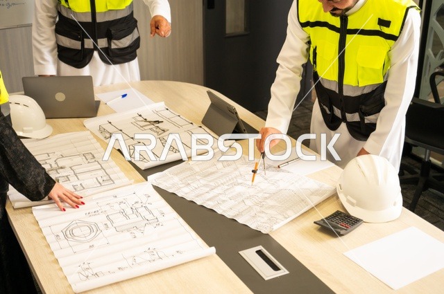 التخطيط ووضع المخططات المعمارية، مجموعة مهندسون عرب خليجيون سعوديون يعملون على مناقشة مخطط الإنشاء وتحديد القياسات بدقة داخل مقر الشركة، متابعة تنفيذ الخطط الهندسية الموضوعة، الشركات المختصة بورشات البناء والمقاولات