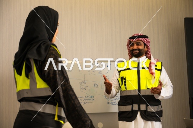 الشركات المختصة بورشات البناء والمقاولات، التخطيط ووضع المخططات المعمارية، مجموعة مهندسون عرب خليجيون سعوديون يعملون على مناقشة مخطط الإنشاء وتحديد القياسات بدقة داخل مقر الشركة، متابعة تنفيذ الخطط الهندسية الموضوعة