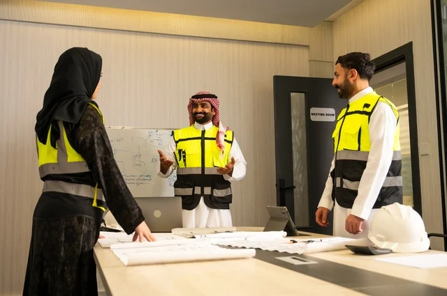 الشركات المختصة بورشات البناء والمقاولات، التخطيط ووضع المخططات المعمارية، مجموعة مهندسون عرب خليجيون سعوديون يعملون على مناقشة مخطط الإنشاء وتحديد القياسات بدقة داخل مقر الشركة، متابعة تنفيذ الخطط الهندسية الموضوعة