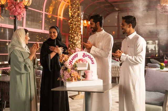 إيماءات السعادة والمفاجأة والفرح، زينة الأعياد والمناسبات السعيدة، أصدقاء عرب خليجيون سعوديون يقومون بالاحتفال بعيد ميلاد صديقتهم في إحدى المطاعم السعودية، قضاء وقت ممتع مع الأهل والأصدقاء، كعكة عيد ميلاد