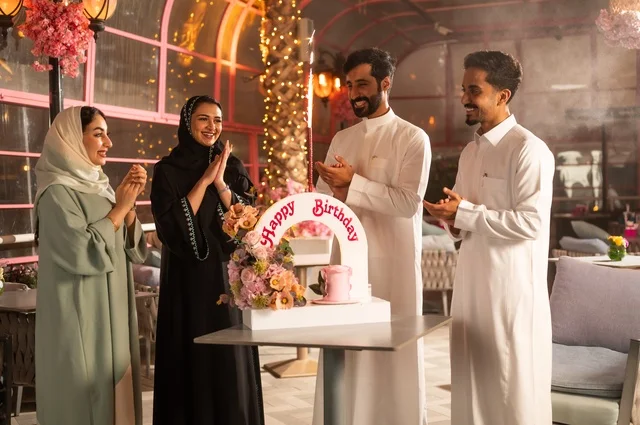 زينة الأعياد والمناسبات السعيدة، إيماءات السعادة والمفاجأة والفرح، أصدقاء عرب خليجيون سعوديون يقومون بالاحتفال بعيد ميلاد صديقتهم في إحدى المطاعم السعودية، قضاء وقت ممتع مع الأهل والأصدقاء، كعكة عيد ميلاد
