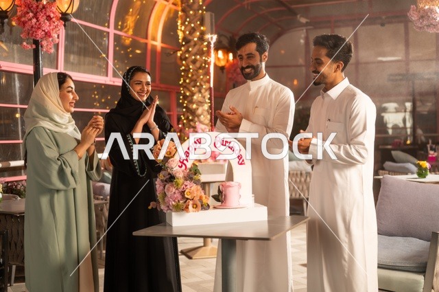 زينة الأعياد والمناسبات السعيدة، إيماءات السعادة والمفاجأة والفرح، أصدقاء عرب خليجيون سعوديون يقومون بالاحتفال بعيد ميلاد صديقتهم في إحدى المطاعم السعودية، قضاء وقت ممتع مع الأهل والأصدقاء، كعكة عيد ميلاد