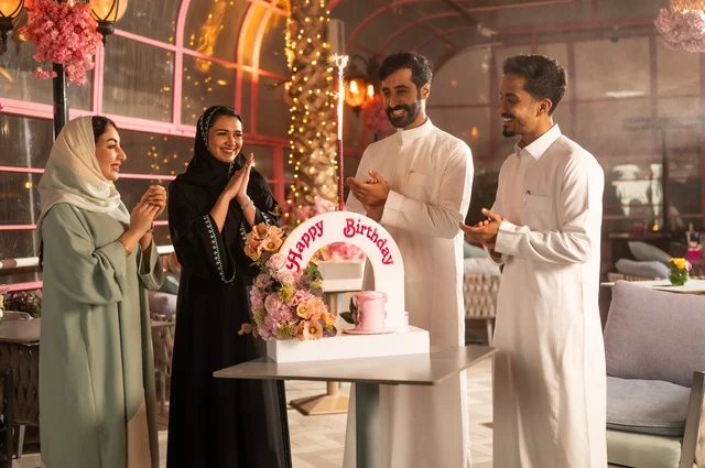 زينة الأعياد والمناسبات السعيدة، إيماءات السعادة والمفاجأة والفرح، أصدقاء عرب خليجيون سعوديون يقومون بالاحتفال بعيد ميلاد صديقتهم في إحدى المطاعم السعودية، قضاء وقت ممتع مع الأهل والأصدقاء، كعكة عيد ميلاد