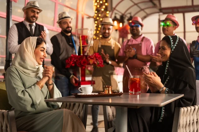 مشاركة طاقم الخدمة الاحتفال، قضاء وقت ممتع مع الأصدقاء، إيماءات السعادة والمفاجأة، امرأة عربية خليجية سعودية محجبة ترتدي العباءة تقوم بالاحتفال بعيد ميلاد صديقتها، التزيين للاحتفال بالمناسبات السعيدة،، إقامة حفلات اعياد الميلاد في الكافيهات والمطاعم الفاخرة في المملكة مشاركة طاقم الخدمة الاحتفال، قضاء وقت ممتع مع الأصدقاء، إيماءات السعادة والمفاجأة، امرأة عربية خليجية سعودية محجبة ترتدي العباءة تقوم بالاحتفال بعيد ميلاد صديقتها، التزيين للاحتفال بالمناسبات السعيدة،، إقامة حفلات اعياد الميلاد في الكافيهات والمطاعم الفاخرة في المملكة