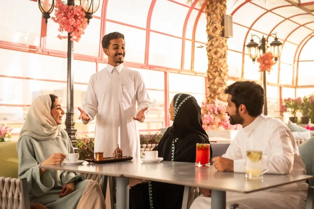 الاستمتاع بتناول المشروبات الساخنة، حوارات ونقاشات عائلية، قضاء وقت ممتع في الخارج، مفهوم الألفة والمحبة بين الأهل والأصدقاء, اصدقاء عرب خليجيون سعوديون يجلسون في احدى الكافيهات الراقية، ايماءات السعادة والسرور الاستمتاع بتناول المشروبات الساخنة، حوارات ونقاشات عائلية، قضاء وقت ممتع في الخارج، مفهوم الألفة والمحبة بين الأهل والأصدقاء, اصدقاء عرب خليجيون سعوديون يجلسون في احدى الكافيهات الراقية، ايماءات السعادة والسرور