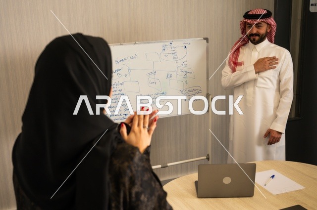 ايماءات التشجيع والتصفيق،  استخدام اللابتوب في تدوين الملاحظات، ضمان فهم واضح وشامل للاعمال، استعمال السبورة لتوضيح العمليات والاجراءات المتبعة في الشركة، العمل الجماعي وروح الفريق، الاحترافية والتفاني في الإنجاز، فريق عربي خليجي سعودي في اجتماع داخل المكتب