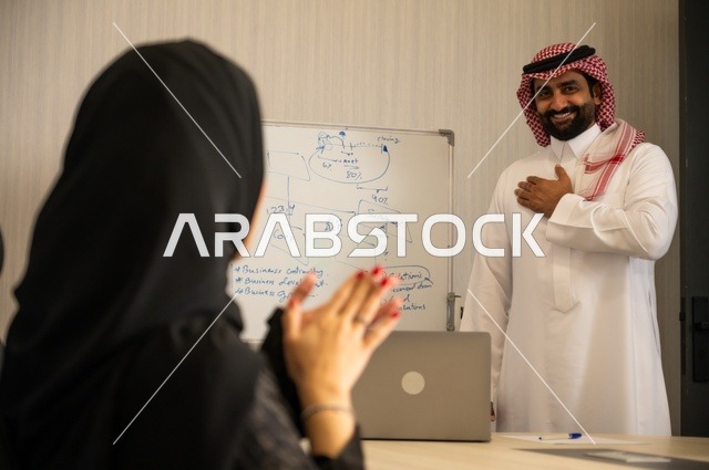 ايماءات التشجيع والتصفيق،  استخدام اللابتوب في تدوين الملاحظات، ضمان فهم واضح وشامل للاعمال، استعمال السبورة لتوضيح العمليات والاجراءات المتبعة في الشركة، العمل الجماعي وروح الفريق، الاحترافية والتفاني في الإنجاز، فريق عربي خليجي سعودي في اجتماع داخل المكتب